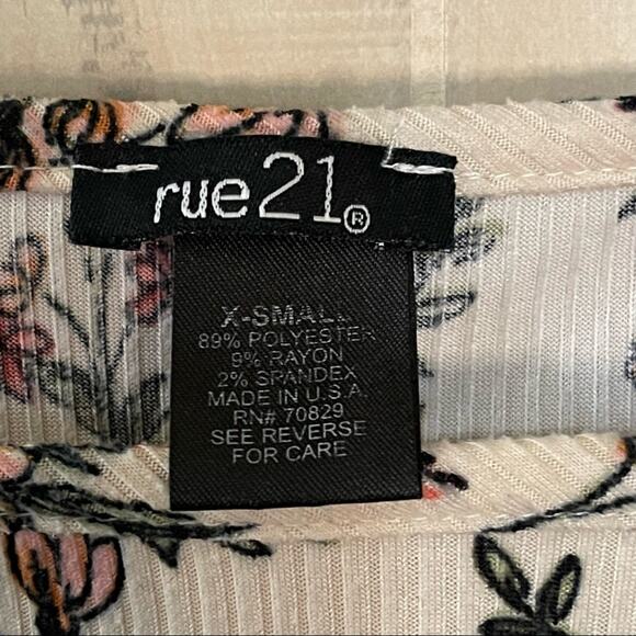 Rue21 Floral Off Shoulder Crop Top Cream Short Sleeve Smocked Blouse Size XS - Picture 3 of 3